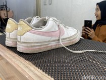 Berkah Pengusaha Cuci Sepatu Saat Masuk Musim Hujan