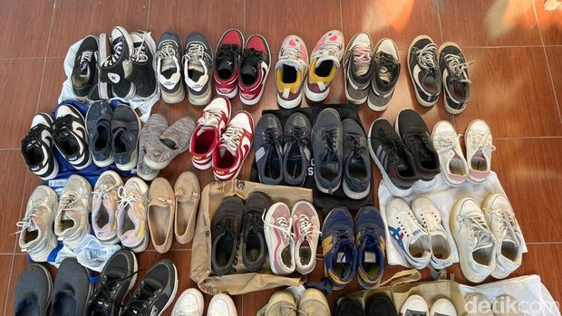 Jasa sepatu di Surabaya yang berharap cuan makin besar di musim penghujan yang mulai tiba.