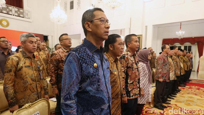 Presiden Jokowi memberikan Daftar Isian Pelaksanaan Anggaran (DIPA) kepada kementerian dan lembaga untuk tahun anggaran 2024. Ada Rp 3.325,1 triliun yang akan dibagikan.