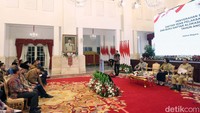 Dia memberikan 5 pesan tegas soal penggunaan anggaran di tahun terakhirnya menjabat sebagai presiden. Pesan yang pertama Jokowi sampaikan adalah agar kementerian dan lembaga menggunakan anggaran yang diberikan secara disiplin, teliti, dan tepat sasaran.  