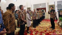 Jokowi berbincang dengan para menterinya.  