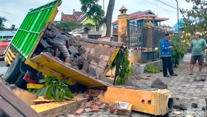 Truk muatan batu menghantam pagar shelter pengungsian Demak Ijo, Kecamatan Karangnongko, Klaten, Rabu (29/11/2023).