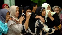 Kedatangan jenazah disambut isak tangis keluarga korban. Sebelumnya sebanyak lima pekerja bangunan puskesmas Kamp. Jambul, Distrik Boega Barat, Kabupaten Puncak ditembak oleh KKB Intan Jaya Pimpinan Aibon Kagoya pada Jumat (24/11/2023) mengakibatkan tiga korban jiwa. 