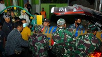 Prajurit TNI dibantu warga menurunkan peti jenazah Slamet Riyanto (35) korban tewas akibat penembakan Kelompok Kriminal Bersenjata (KKB) Papua saat tiba di rumahnya Desa Talok, Kabupaten Tegal, Jawa Tengah, Selasa (28/11/2023) malam. Jenazah Slamet Riyanto langsung dimakamkan di pemakaman Secang. 