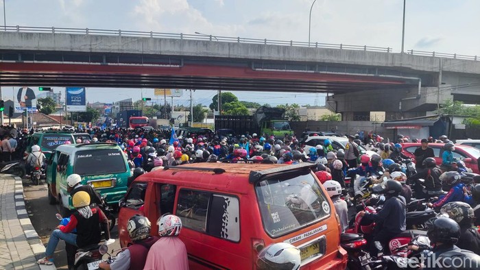 Kendaraan Menumpuk di Simpang Tol Padalarang Gegara Aksi Buruh menuju Bandung
