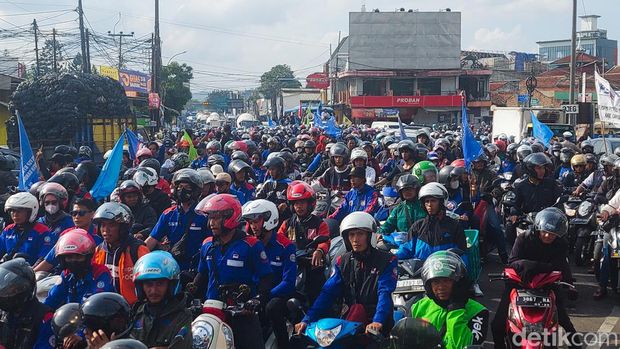 Kendaraan Menumpuk di Simpang Tol Padalarang Gegara Aksi Buruh menuju Bandung