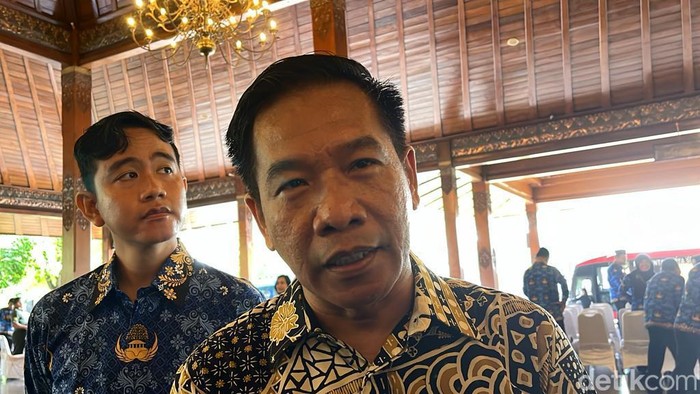Ketua Bawaslu Solo Budi Wahyono dan Wali Kota Solo Gibran Rakabuming Raka saat ditemui di Balai Kota Solo, Rabu (29/11/2023)