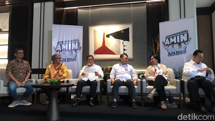 Ketua Dewan Pakar Tim Nasional Pemenangan (Timnas) capres dan cawapres nomor urut 1, Anies Baswedan dan Muhaimin Iskandar (AMIN), Hamdan Zoelva (tengah) (Fardan/detikcom).