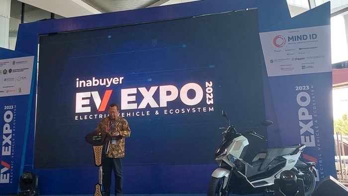 Ketua Umum Aismoli Budi Setiadi memberikan sambutan di Inabuyer EV Expo 2023.