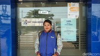 Menjadi tenaga pemasar atau mantri dipilih Ina karena bisa terjun langsung ke masyarakat. Ia mengakui lebih menyukai pekerjaan di lapangan yang bertemu dengan banyak orang. 