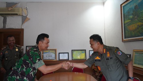 Pertemuan antara Waas Intel Kasdam IX/Udayana Letkol Chb I Gusti Ngurah Suma Ardika dengan Kepala Satpol PP Denpasar dan Kepala Satpol PP Denpasar Anak Agung Ngurah Bawa Nendra, Rabu (29/11/2023). (Pendam I/Udayana).