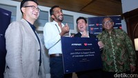 Founder & CEO Hypefast Indonesia Achmad Alkatiri berbincang dengan CEO Lazada James Chang, Presiden Direktur Cosmax Indonesia Cheong Min-Kyoung dan Direktur Aplikasi Permainan, Televisi & Radio Kemenparekraf Iman Santosa saat acara Press Conference: Road to Indonesia Brand Forum Summit 2024. 