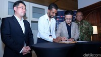 Hypefast menggandeng Lazada Indonesia dan Cosmax dalam kolaborasi untuk memperkuat kerja sama jangka panjang dalam mendorong pertumbuhan brand lokal di tanah air dalam acara MoU di Jakarta, Rabu (29/11/2023). 