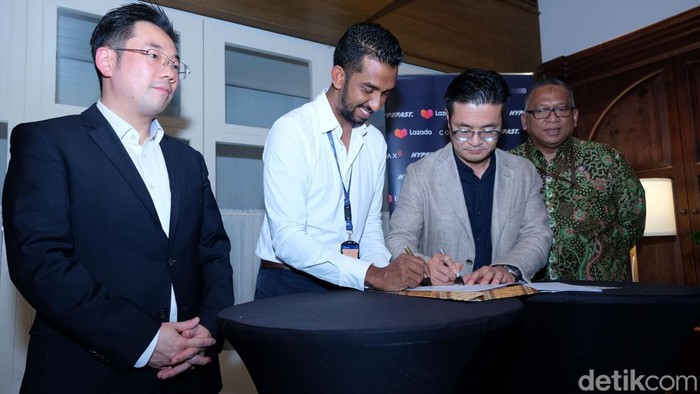 Kolaborasi Dorong Pertumbuhan Brand Lokal di Indonesia Founder & CEO Hypefast Indonesia Achmad Alkatiri berbincang dengan CEO Lazada James Chang, Presiden Direktur Cosmax Indonesia Cheong Min-Kyoung dan Direktur Aplikasi Permainan, Televisi & Radio Kemenparekraf Iman Santosa saat acara Press Conference: Road to Indonesia Brand Forum Summit 2024.