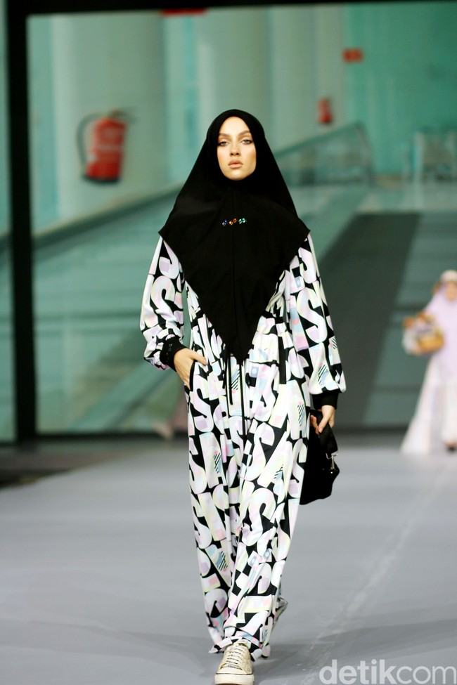 Fashion show koleksi terbaru Si.Se.Sa. yang berlangsung di Grand Ballroom Intercontinental Pondok Indah, Jakarta, Rabu [29/11/2023]. Mengusung tema Between The Lands, koleksinya terinspirasi dari suasana liburan di daerah pesisir di antara pulau-pulau cantik ala Mediteranian. Foto: Mohammd Abduh/detikcom.