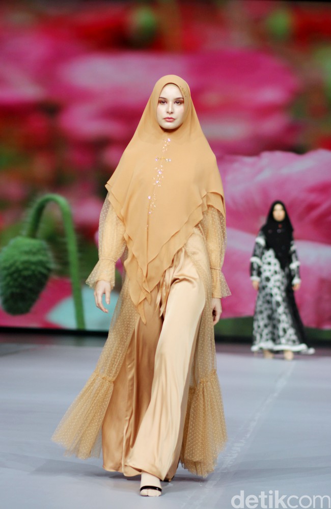 Fashion show koleksi terbaru Si.Se.Sa. yang berlangsung di Grand Ballroom Intercontinental Pondok Indah, Jakarta, Rabu [29/11/2023]. Mengusung tema Between The Lands, koleksinya terinspirasi dari suasana liburan di daerah pesisir di antara pulau-pulau cantik ala Mediteranian. Foto: Mohammd Abduh/detikcom.