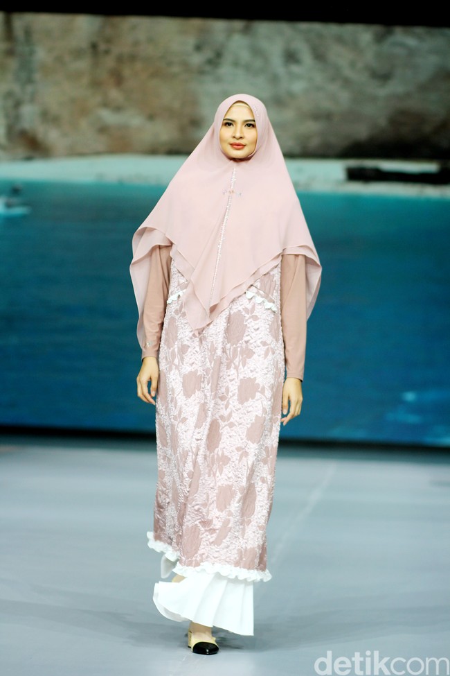 Fashion show koleksi terbaru Si.Se.Sa. yang berlangsung di Grand Ballroom Intercontinental Pondok Indah, Jakarta, Rabu [29/11/2023]. Mengusung tema Between The Lands, koleksinya terinspirasi dari suasana liburan di daerah pesisir di antara pulau-pulau cantik ala Mediteranian. Foto: Mohammd Abduh/detikcom.