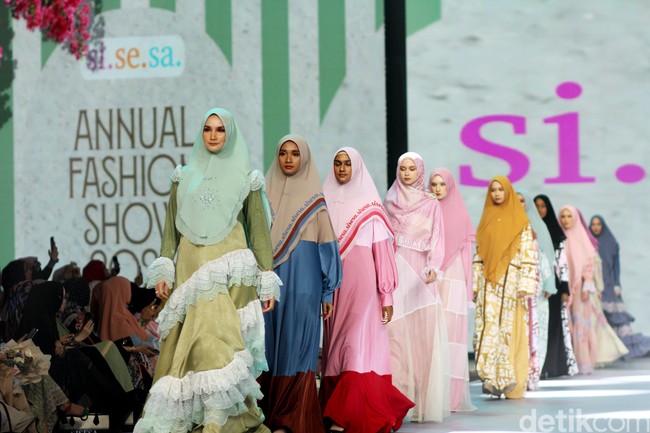Fashion show koleksi terbaru Si.Se.Sa. yang berlangsung di Grand Ballroom Intercontinental Pondok Indah, Jakarta, Rabu [29/11/2023]. Mengusung tema Between The Lands, koleksinya terinspirasi dari suasana liburan di daerah pesisir di antara pulau-pulau cantik ala Mediteranian. Foto: Mohammd Abduh/detikcom.