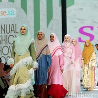 Fashion show koleksi terbaru Si.Se.Sa. yang berlangsung di Grand Ballroom Intercontinental Pondok Indah, Jakarta, Rabu [29/11/2023]. Mengusung tema Between The Lands, koleksinya terinspirasi dari suasana liburan di daerah pesisir di antara pulau-pulau cantik ala Mediteranian. Foto: Mohammd Abduh/detikcom.