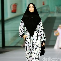 Fashion show koleksi terbaru Si.Se.Sa. yang berlangsung di Grand Ballroom Intercontinental Pondok Indah, Jakarta, Rabu [29/11/2023]. Mengusung tema Between The Lands, koleksinya terinspirasi dari suasana liburan di daerah pesisir di antara pulau-pulau cantik ala Mediteranian. Foto: Mohammd Abduh/detikcom.