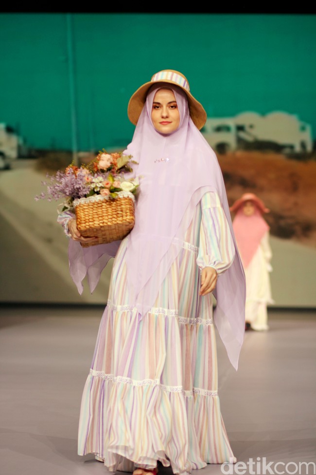 Fashion show koleksi terbaru Si.Se.Sa. yang berlangsung di Grand Ballroom Intercontinental Pondok Indah, Jakarta, Rabu [29/11/2023]. Mengusung tema Between The Lands, koleksinya terinspirasi dari suasana liburan di daerah pesisir di antara pulau-pulau cantik ala Mediteranian. Foto: Mohammd Abduh/detikcom.