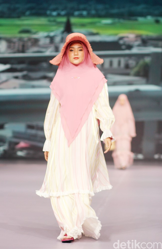 Fashion show koleksi terbaru Si.Se.Sa. yang berlangsung di Grand Ballroom Intercontinental Pondok Indah, Jakarta, Rabu [29/11/2023]. Mengusung tema Between The Lands, koleksinya terinspirasi dari suasana liburan di daerah pesisir di antara pulau-pulau cantik ala Mediteranian. Foto: Mohammd Abduh/detikcom.