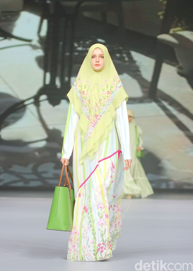 Fashion show koleksi terbaru Si.Se.Sa. yang berlangsung di Grand Ballroom Intercontinental Pondok Indah, Jakarta, Rabu [29/11/2023]. Mengusung tema Between The Lands, koleksinya terinspirasi dari suasana liburan di daerah pesisir di antara pulau-pulau cantik ala Mediteranian. Foto: Mohammd Abduh/detikcom.