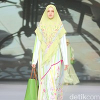 Fashion show koleksi terbaru Si.Se.Sa. yang berlangsung di Grand Ballroom Intercontinental Pondok Indah, Jakarta, Rabu [29/11/2023]. Mengusung tema Between The Lands, koleksinya terinspirasi dari suasana liburan di daerah pesisir di antara pulau-pulau cantik ala Mediteranian. Foto: Mohammd Abduh/detikcom.