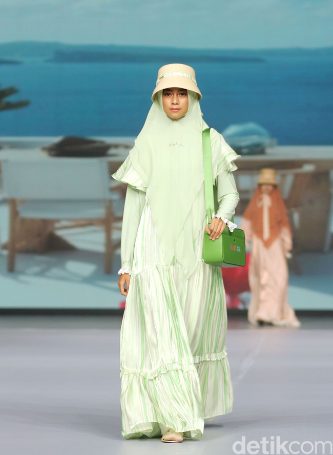 Fashion show koleksi terbaru Si.Se.Sa. yang berlangsung di Grand Ballroom Intercontinental Pondok Indah, Jakarta, Rabu [29/11/2023]. Mengusung tema Between The Lands, koleksinya terinspirasi dari suasana liburan di daerah pesisir di antara pulau-pulau cantik ala Mediteranian. Foto: Mohammd Abduh/detikcom.