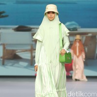 Fashion show koleksi terbaru Si.Se.Sa. yang berlangsung di Grand Ballroom Intercontinental Pondok Indah, Jakarta, Rabu [29/11/2023]. Mengusung tema Between The Lands, koleksinya terinspirasi dari suasana liburan di daerah pesisir di antara pulau-pulau cantik ala Mediteranian. Foto: Mohammd Abduh/detikcom.