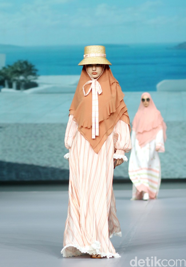 Fashion show koleksi terbaru Si.Se.Sa. yang berlangsung di Grand Ballroom Intercontinental Pondok Indah, Jakarta, Rabu [29/11/2023]. Mengusung tema Between The Lands, koleksinya terinspirasi dari suasana liburan di daerah pesisir di antara pulau-pulau cantik ala Mediteranian. Foto: Mohammd Abduh/detikcom.