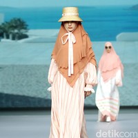 Fashion show koleksi terbaru Si.Se.Sa. yang berlangsung di Grand Ballroom Intercontinental Pondok Indah, Jakarta, Rabu [29/11/2023]. Mengusung tema Between The Lands, koleksinya terinspirasi dari suasana liburan di daerah pesisir di antara pulau-pulau cantik ala Mediteranian. Foto: Mohammd Abduh/detikcom.