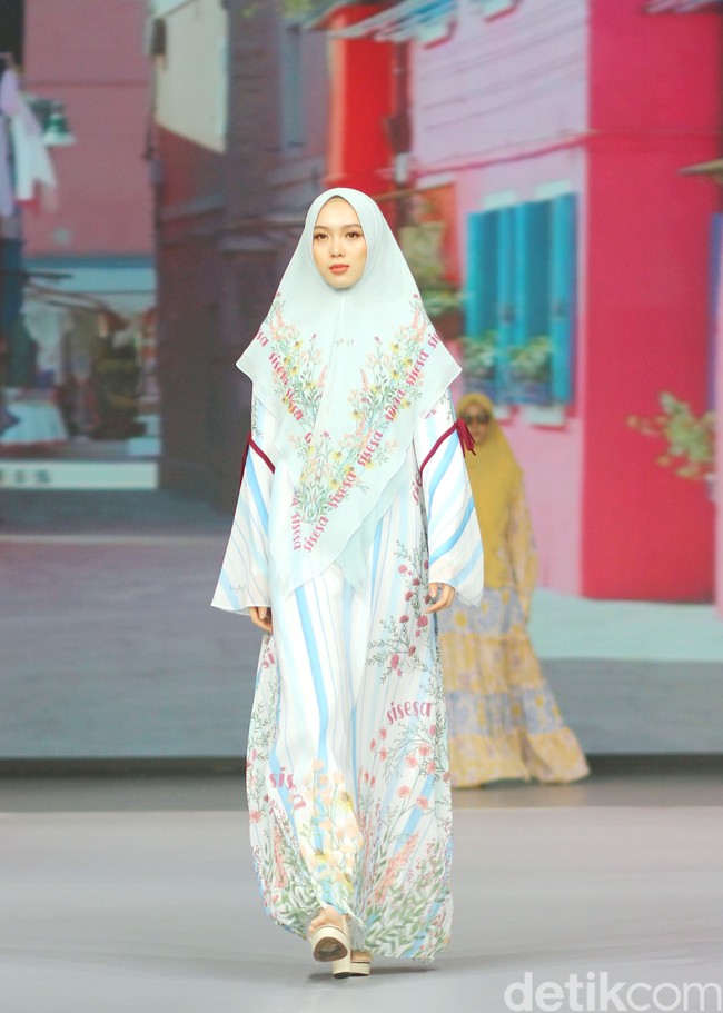 Fashion show koleksi terbaru Si.Se.Sa. yang berlangsung di Grand Ballroom Intercontinental Pondok Indah, Jakarta, Rabu [29/11/2023]. Mengusung tema Between The Lands, koleksinya terinspirasi dari suasana liburan di daerah pesisir di antara pulau-pulau cantik ala Mediteranian. Foto: Mohammd Abduh/detikcom.