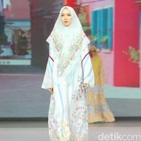 Fashion show koleksi terbaru Si.Se.Sa. yang berlangsung di Grand Ballroom Intercontinental Pondok Indah, Jakarta, Rabu [29/11/2023]. Mengusung tema Between The Lands, koleksinya terinspirasi dari suasana liburan di daerah pesisir di antara pulau-pulau cantik ala Mediteranian. Foto: Mohammd Abduh/detikcom.