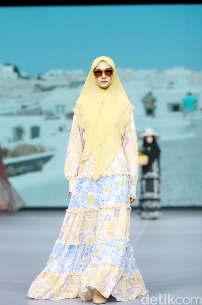 Fashion show koleksi terbaru Si.Se.Sa. yang berlangsung di Grand Ballroom Intercontinental Pondok Indah, Jakarta, Rabu [29/11/2023]. Mengusung tema Between The Lands, koleksinya terinspirasi dari suasana liburan di daerah pesisir di antara pulau-pulau cantik ala Mediteranian. Foto: Mohammd Abduh/detikcom.