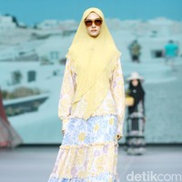 Fashion show koleksi terbaru Si.Se.Sa. yang berlangsung di Grand Ballroom Intercontinental Pondok Indah, Jakarta, Rabu [29/11/2023]. Mengusung tema Between The Lands, koleksinya terinspirasi dari suasana liburan di daerah pesisir di antara pulau-pulau cantik ala Mediteranian. Foto: Mohammd Abduh/detikcom.