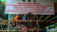 Selain dicat warna-warni, kolong jalan layang ini juga dilengkapi dengan mural.  