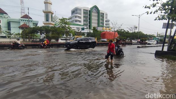 Kondisi banjir di depan RSI Sultan Agung, Kota Semarang, Rabu (29/11/2023) pagi.