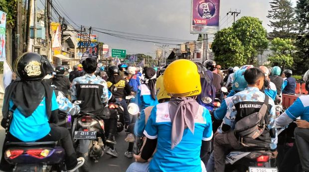 Kondisi saat ini jalan di sekitar Pintu Tol Padalarang macet parah karena penutupan akses pintu tol. (Dok. KSPI)