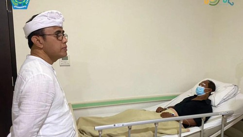 Wali Kota Denpasar I Gusti Ngurah Jaya Negara saat menjenguk anggota Satpol PP Kota Denpasar di RSUD Wangaya, Senin (27/11/2023).