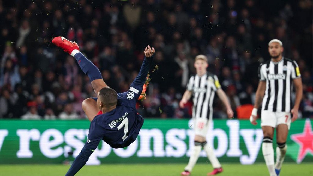 Kylian Mbappe mencoba salto di laga PSG vs Newcastle. (Foto: AFP/FRANCK FIFE)