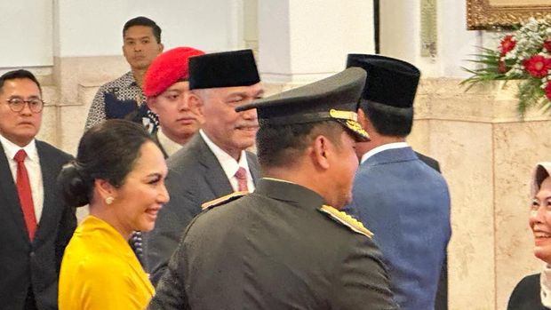 Luhut di pelantikan KSAD Jenderal Maruli Simanjuntak (Isal/detikcom)