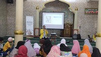 Pengenalan sosok pahlawan dilakukan lewat cerita Pahlawanku, Idolaku. Cerita langsung disampaikan oleh pakar sejarah dari Fakultas Ilmu Pengetahuan Budaya UI yang juga merupakan Ketua Tim Pengmas, Dr Abdurakhman M Hum. Foto: Humas UI