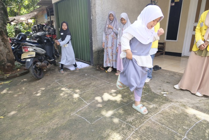 Mahasiswa UI mengenalkan sejarah kepada anak-anak lewat cerita Mahasiswa UI mengenalkan sejarah kepada anak-anak lewat cerita