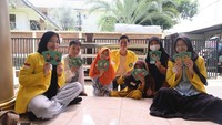 Selain lewat cerita, tim Pengmas UI mengajak anak-anak untuk bermain Hey-Hey Siapa Dia, Ingatlah Siapa Aku, dan Marilah Bermain Hey-Hey. Permainan-permainan tersebut memberikan tantangan bagi siswa untuk memasangkan foto pahlawan hingga menceritakan sosok pahlawan idola mereka. Foto: Humas UI
