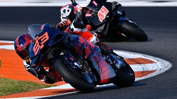 Marc Marquez untuk pertama kalinya menjajal motor Ducati bersama Gresini Racing Team. The Baby Alien menunjukkan hasil positif di sesi tes MotoGP Valencia 2023.