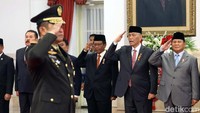 Pelantikan diawali menyanyikan lagu Indonesia Raya.