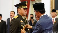 Presiden Joko Widodo (Jokowi) melantik Letjen Maruli Simanjuntak sebagai Kepala Staf Angkatan Darat (KSAD). Letjen Maruli menggantikan Jenderal TNI Agus Subiyanto yang baru saja menjadi Panglima TNI. Grandyos Zafna/detikcom