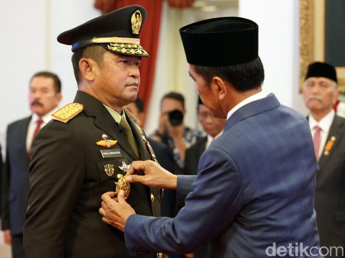Presiden Joko Widodo melantik Letjen Maruli Simanjuntak sebagai KSAD. Letjen Maruli menggantikan Jenderal TNI Agus Subiyanto yang menjadi Panglima TNI.