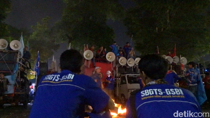 Massa buruh masih bertahan di depan Gedung Sate, Kota Bandung, Rabu (29/11/2023) malam.